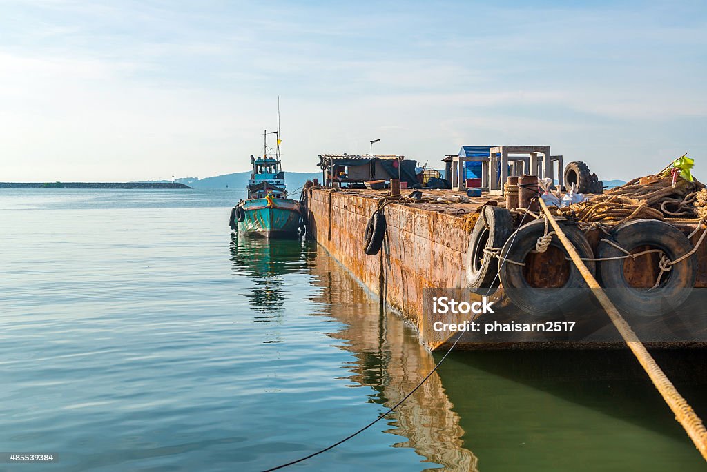 Barco De Carga Barcos Barges Y Pequeñas Embarcaciones Para La Clasificación Foto de y más banco de imágenes de 2015 - iStock