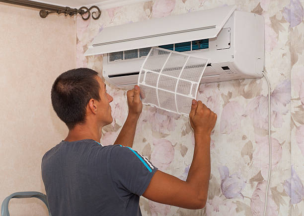 istock cleaning the air conditioner 485539632