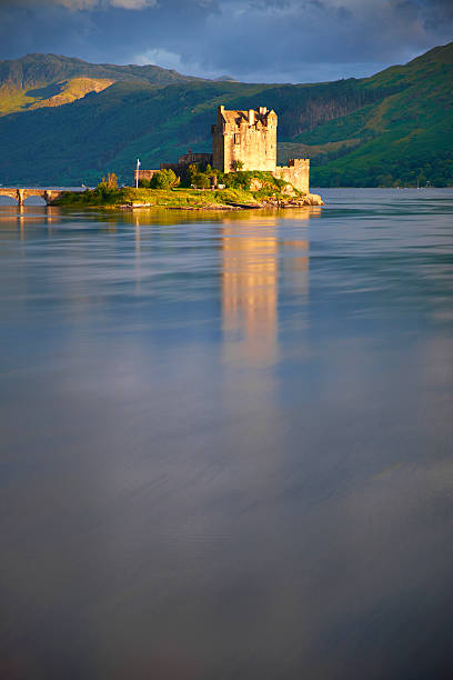 vertical eilean donan ao anoitecer - long exposure - fotografias e filmes do acervo