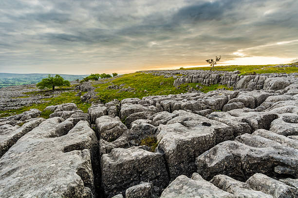 espectacular cielo nublado sobre tierra caliza en yorkshire. - twistleton scar fotografías e imágenes de stock