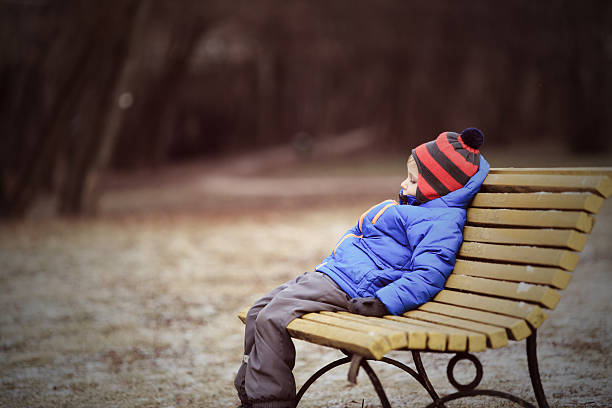 niños, tristeza, depresión, lonelyness - lonelyness fotografías e imágenes de stock