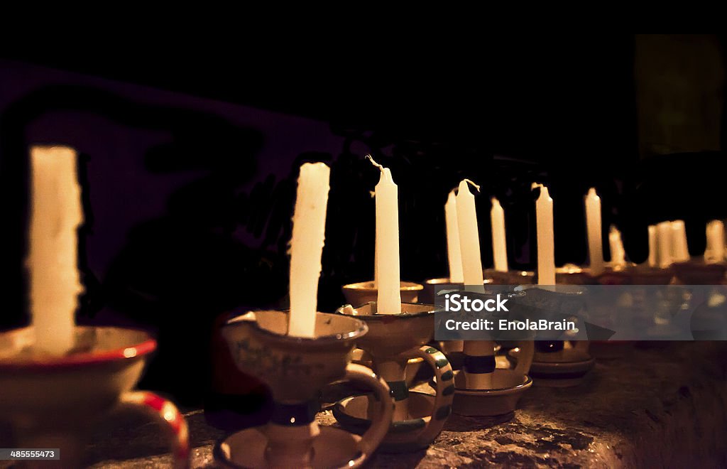 old velas en una iglesia oscuro - Foto de stock de Amarillo - Color libre de derechos