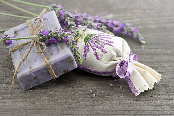 lavanda jabón con flores frescas - blom fotografías e imágenes de stock