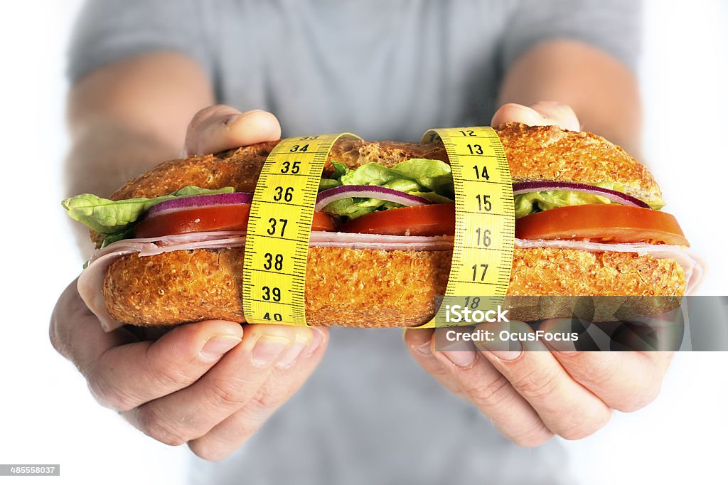 Sándwich de vegetales envueltos en concepto de dieta cinta de medir - Foto de stock de Adulto libre de derechos