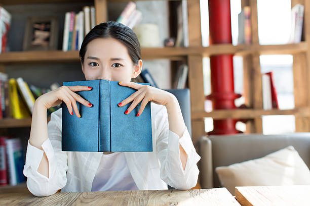 girl の書店リーティング - bookstore student chinese ethnicity book ストックフォトと画像
