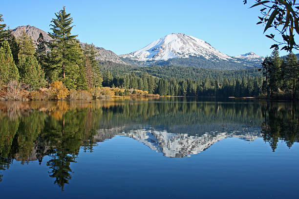 マンザニタ湖、ラッセンピークの反射 - manzanita lake ストックフォトと画像