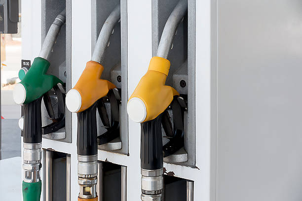 bocais da bomba de combustível em um posto de gasolina - gas fuel pump labeling fuel and power generation - fotografias e filmes do acervo