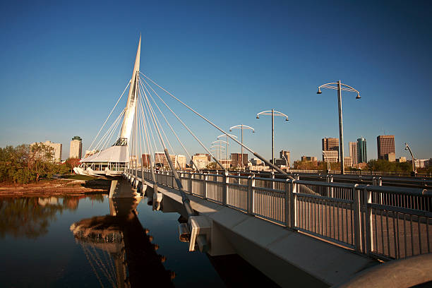 une passerelle piétonne sur le fleuve rouge à winnipeg - manitoba photos et images de collection