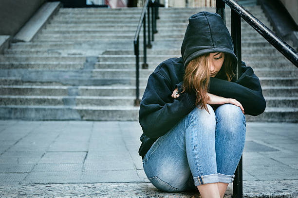 ein deprimierter und trauriger mädchen - unemployment fear depression women stock-fotos und bilder