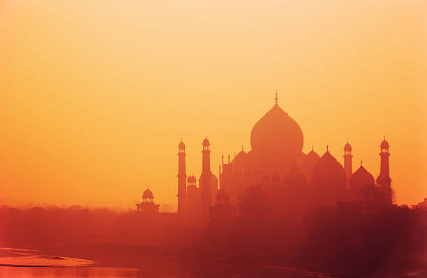 silhouette of taj mahal, agra, india - 宗教 圖片 個照片及圖片檔