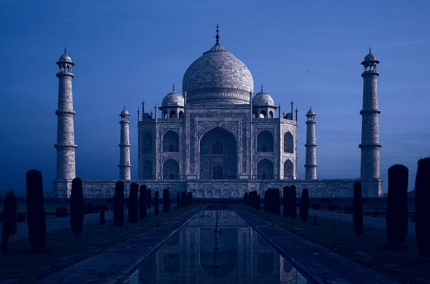 taj mahal al crepuscolo - chiave bassa foto e immagini stock