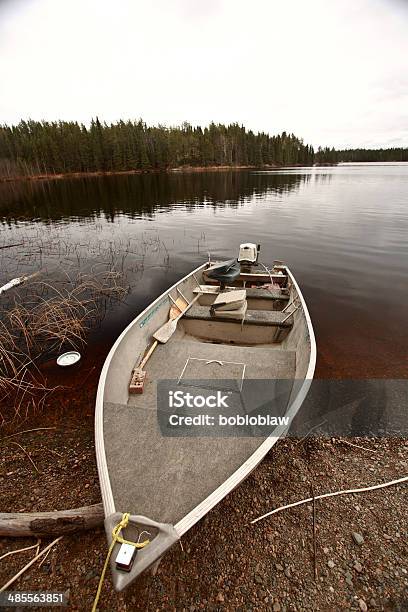 Encalhado Motor De Barco No Lago Manitoba Do Norte - Fotografias de stock e mais imagens de Encalhado - Encalhado, Fotografia - Imagem, Ilha