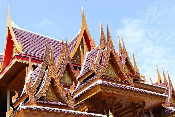 achitecture здание древнего дерева храме кровли в таиланд - kane стоковые ф ото и изображения