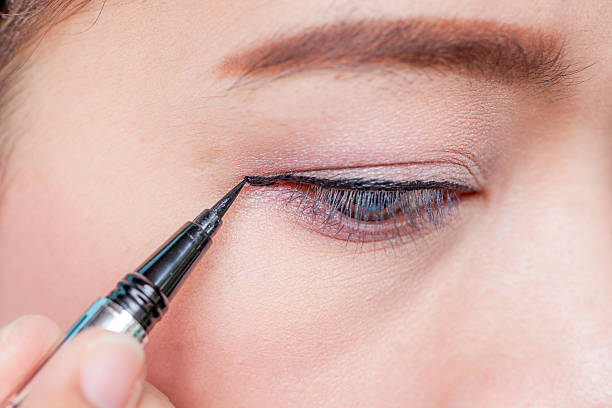 istock Closeup asian woman applying eyeliner on eye 485569250