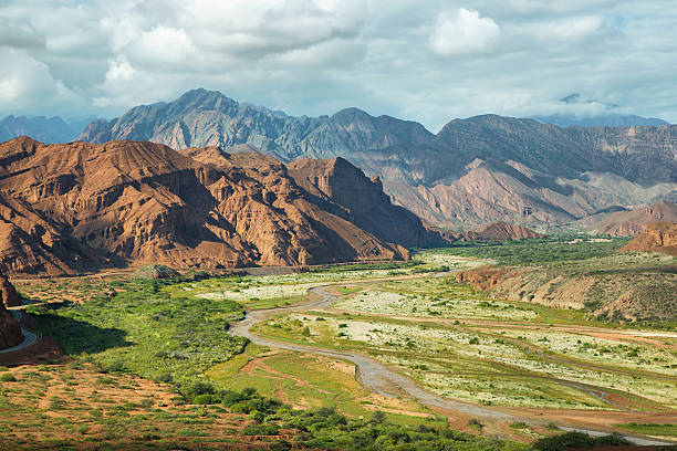 красочные горы quebrada de las conchas, аргентина - argentina landscape multi colored mountain стоковые фото и изображения