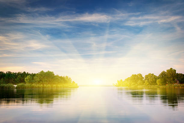 fiume e la foresta di primavera. - dawn lake sky sunrise foto e immagini stock