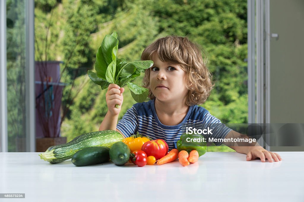 Kleine Junge Gemüse zu essen - Lizenzfrei Essen - Mund benutzen Stock-Foto