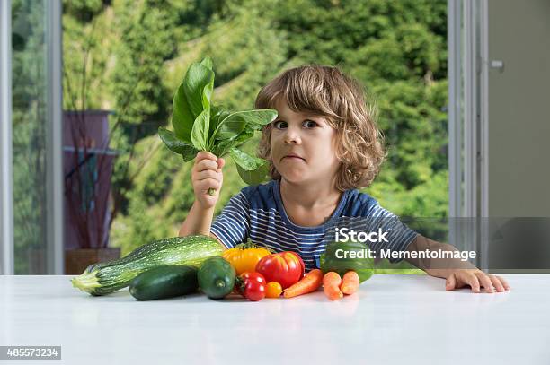 Kleine Junge Gemüse Zu Essen Stockfoto und mehr Bilder von Essen - Mund benutzen - Essen - Mund benutzen, Jungen, Kind