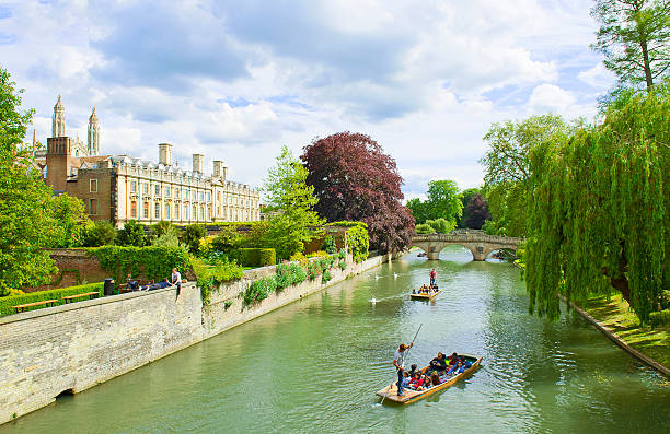 Cambridge Cambridge, England - MAY 28, 2015: Tourists punting on the River Cam in Cambridge punting stock pictures, royalty-free photos & images