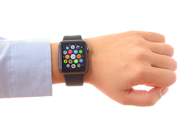 apple watch sport auf dem handgelenk - human hand social networking mobility computer monitor stock-fotos und bilder