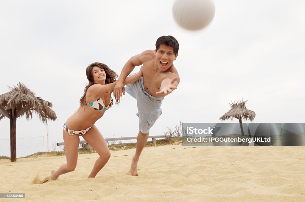 Frau, die Mann aus Tauchen für Volleyball am Strand - Lizenzfrei 25-29 Jahre Stock-Foto