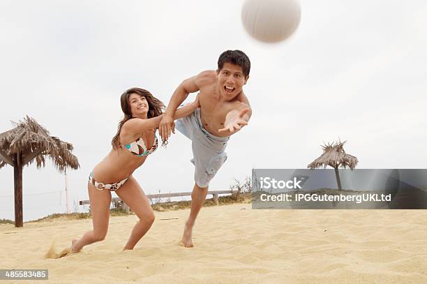 Frau Die Mann Aus Tauchen Für Volleyball Am Strand Stockfoto und mehr Bilder von 25-29 Jahre