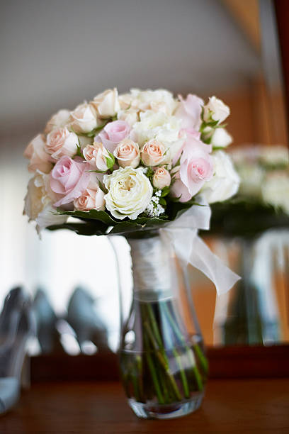 istock Bouquet with white and pink roses 485583664