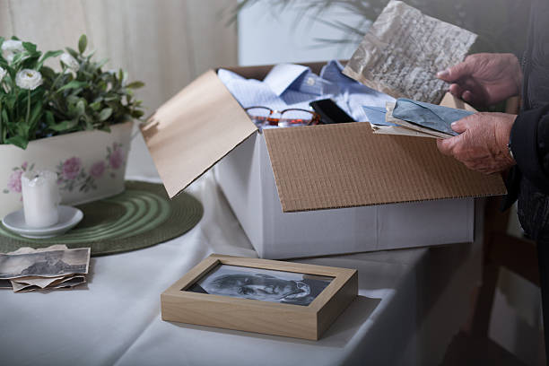 packing remembrances after dead husband - verdriet fotos stockfoto's en -beelden