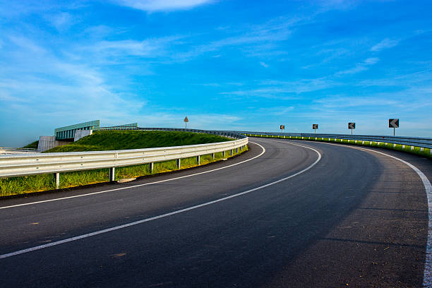 skręć w drogę z kolei przez strażnika - crash barrier obrazy zdjęcia i obrazy z banku zdjęć