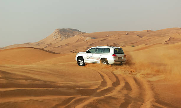 dubaï desert voyage sur la route voiture des principaux sites touristiques - 4x4 desert sports utility vehicle dubai photos et images de collection