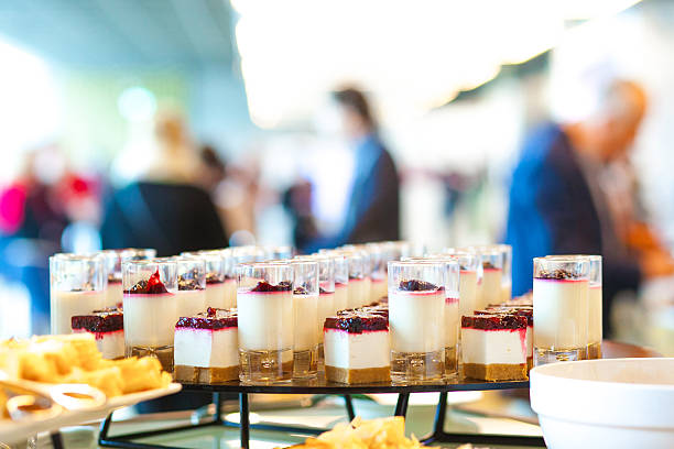 snack in der konferenz-kaffeepause - salatbüffet stock-fotos und bilder