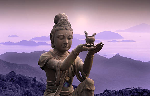 monaci statua al monastero po lin-isola di lantau. - buddha thailand spirituality wisdom foto e immagini stock