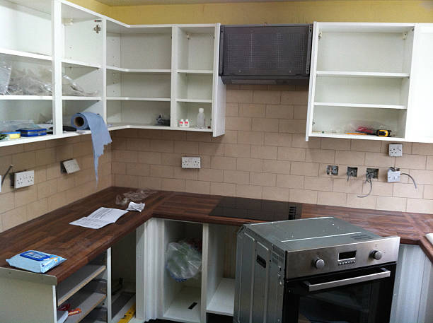 imagem da nova cozinha ser equipados, com fogão e armários - water pipe work tool home improvement office - fotografias e filmes do acervo