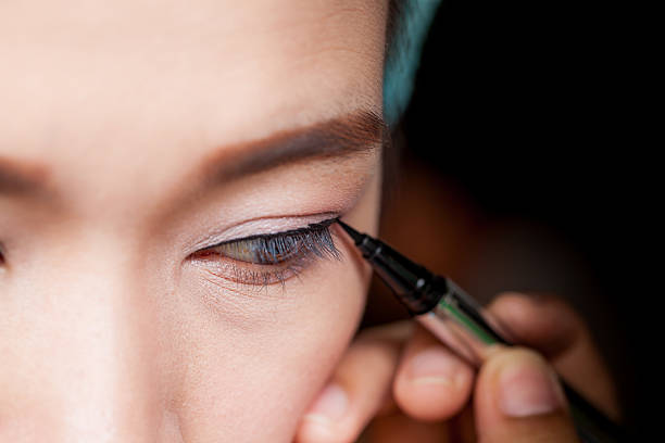 istock Closeup asian woman applying eyeliner on eye 485592728