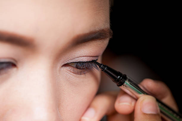 istock Closeup asian woman applying eyeliner on eye 485592740