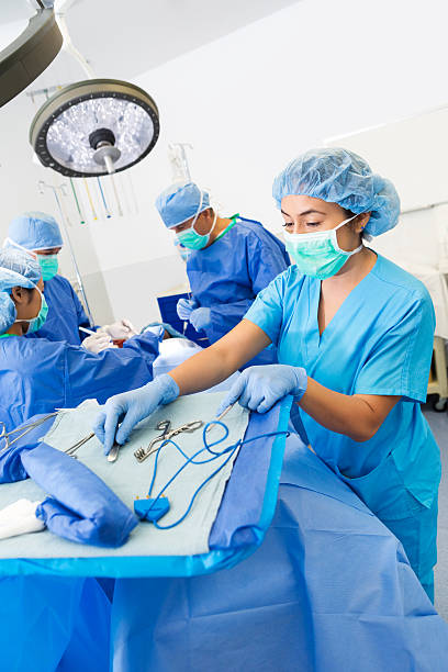 technik chirurgicznych, przygotowanie urządzenia wspomagającego lekarze z operacji - doctor preparation surgery surgical glove zdjęcia i obrazy z banku zdjęć