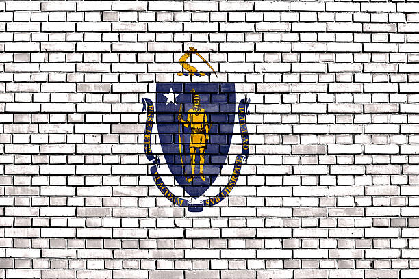 drapeau de la peinture sur le mur de briques dans le massachusetts - massachusetts flag state insignia photos et images de collection