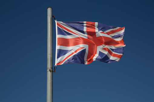 England UK Wavy Flag undre blue sky