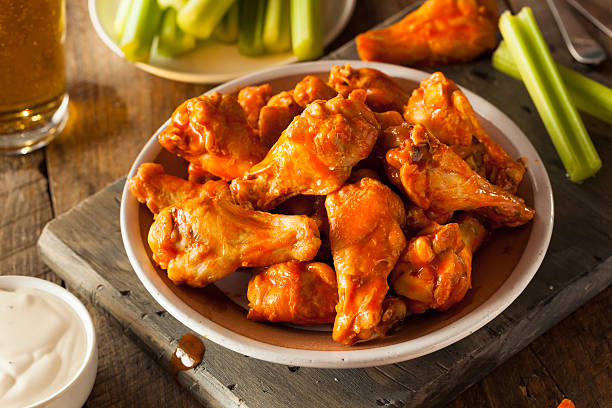 ostry domowe skrzydełka buffalo - beer wing spicy chicken wings chicken wing zdjęcia i obrazy z banku zdjęć