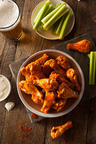 ostry domowe skrzydełka buffalo - beer wing spicy chicken wings chicken wing zdjęcia i obrazy z banku zdjęć