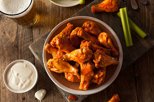 ostry domowe skrzydełka buffalo - beer wing spicy chicken wings chicken wing zdjęcia i obrazy z banku zdjęć