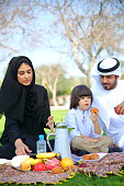 arabische-familie-mit-picknick-im-freien