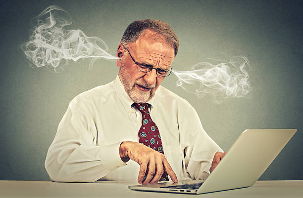 gestresste alter mann benutzt einen computer blasen dampfbad von den ohren - problems computer pc frustration stock-fotos und bilder