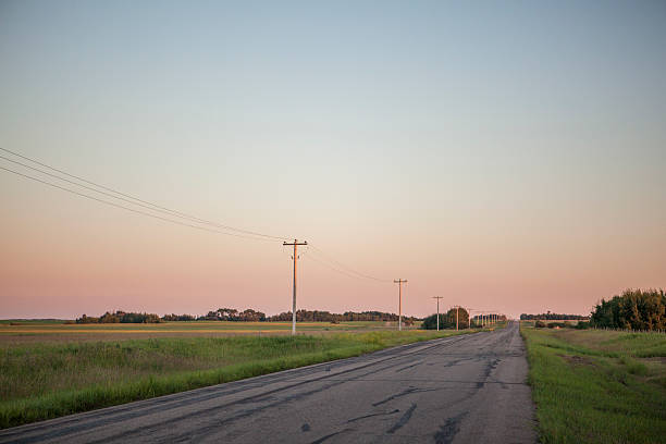 空の highway で、夕暮れ時の草原地帯 - saskatchewan highway road trip scenics ストックフォトと画像