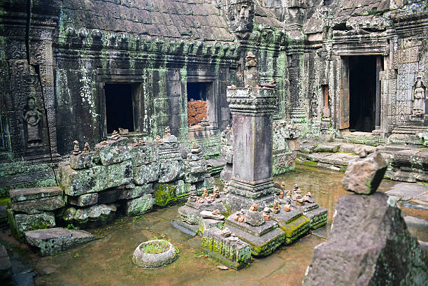 temple relic in Angkor Wat area temple relic in Angkor Wat areatemple relic in Angkor Wat area lingam yoni stock pictures, royalty-free photos & images