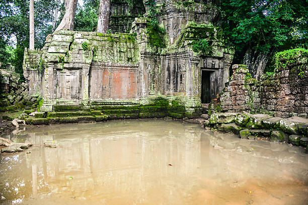 temple relic in Angkor Wat area temple relic in Angkor Wat areatemple relic in Angkor Wat area lingam yoni stock pictures, royalty-free photos & images