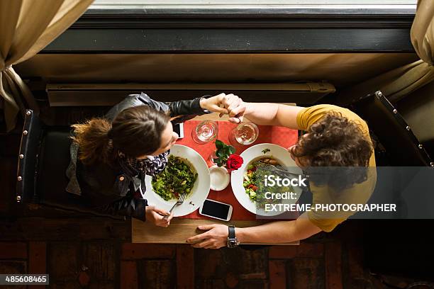 新しい関係 - カップルのストックフォトや画像を多数ご用意 - カップル, テーブル, 俯瞰