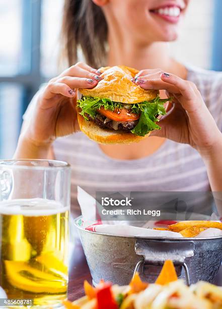 Mujer Joven Y Hamburguesa Foto de stock y más banco de imágenes de Comer - Comer, Hamburguesa de carne, Mujeres