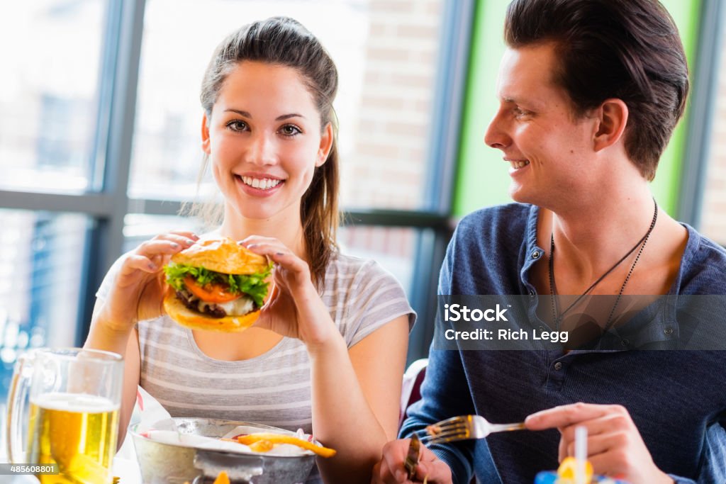 Jeune femme et Burger - Photo de Adolescent libre de droits