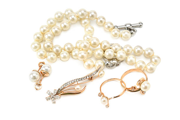 collar de perlas sobre fondo blanco - pearl necklace earring jewelry fotografías e imágenes de stock